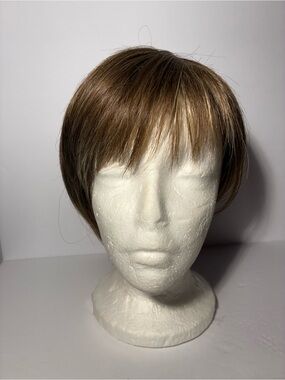 NWOT Short Layered Highlighted Synthetic Wig Brown Blonde Pixie Bob Adjustable